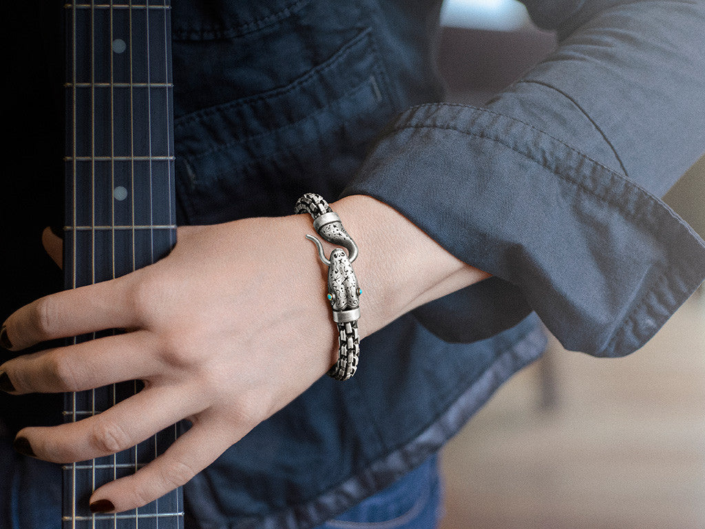 snake bracelet metal chain 1024 768 lifestyle